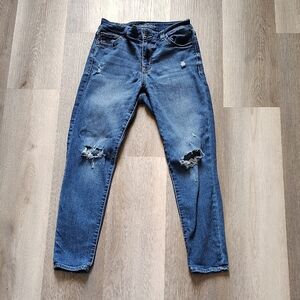 Distressed Blue Boyfriend Jeans with Relaxed Fit